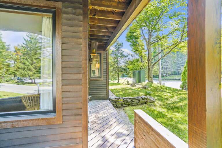 Easy access to the parking lot. Easy access to the parking lot.