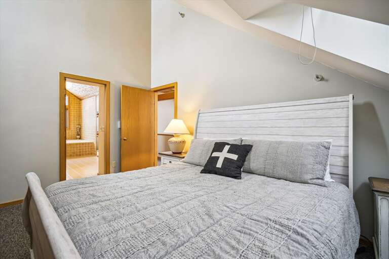 Bedroom with 1 double bed, lots of storage for your personal items.