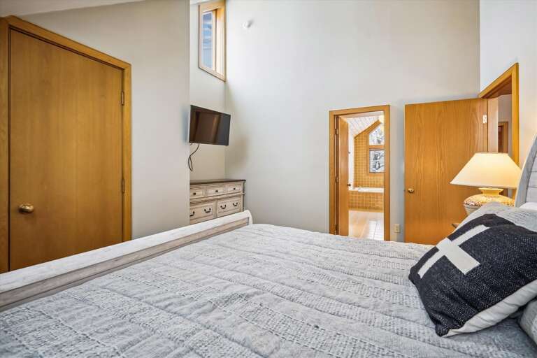 Bedroom with 1 double bed, lots of storage for your personal items.