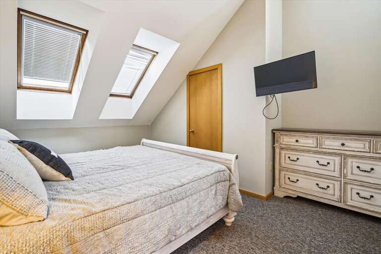 Bedroom with 1 double bed, lots of storage for your personal items.