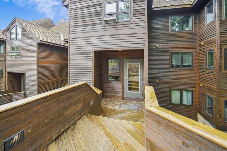 Entrance to building E. Entrance to building E.