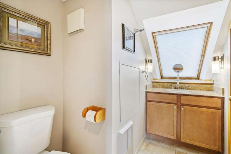 Full bathroom. Full bathroom.