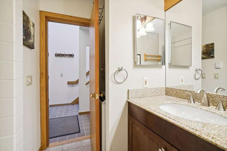 Full bathroom Full bathroom