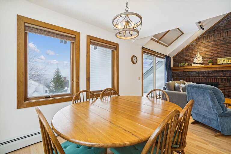 The table seats 6 people.