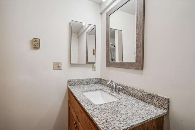 Excellent lighting in the bathroom.