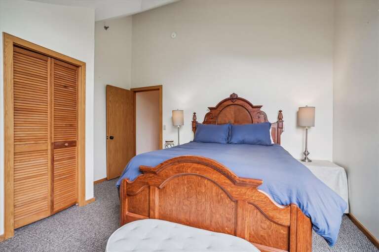 Queen bed and a big closet.
