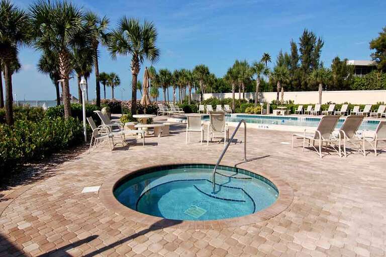 Wonderful Jacuzzi with palm trees and beach views Wonderful Jacuzzi with palm trees and beach views