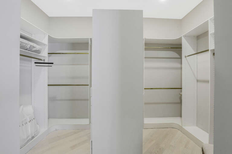 Master Bedroom Walkin Closet