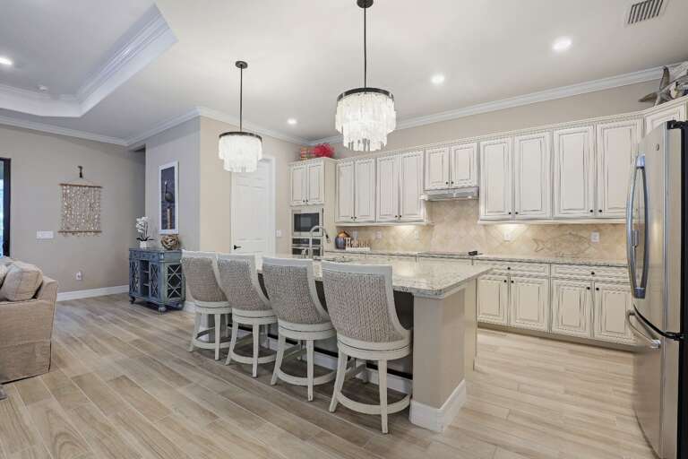 Kitchen Island & Bar