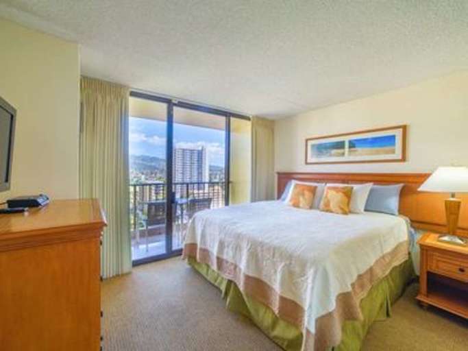 Roomy Bedroom to unwind..after a fun day exploring Waikiki and Oahu Roomy Bedroom to unwind..after a fun day exploring Waikiki and Oahu