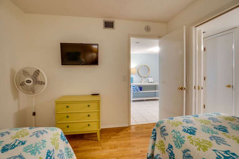 Bedroom 2 - 2 Twin Beds Bedroom 2 - 2 Twin Beds