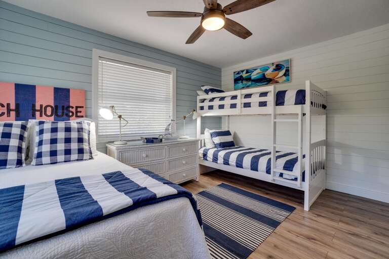 Bedroom 3 - Queen with 2 Twin Beds