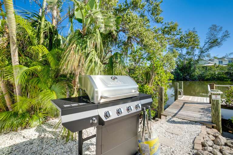 Grill w/ Propane Grill w/ Propane