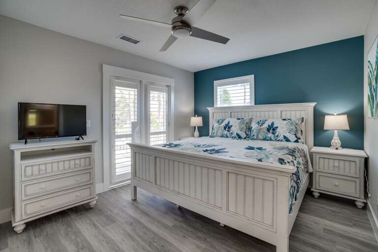 Bedroom with Balcony & Ensuite Bathroom - King Bed