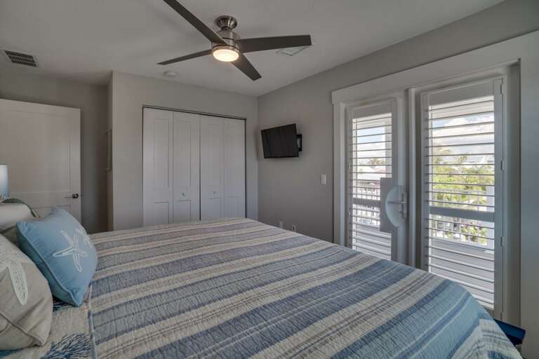 Bedroom with Balcony - King Bed