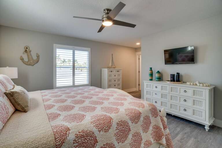 Bedroom With Ensuite Bathroom - King Bed