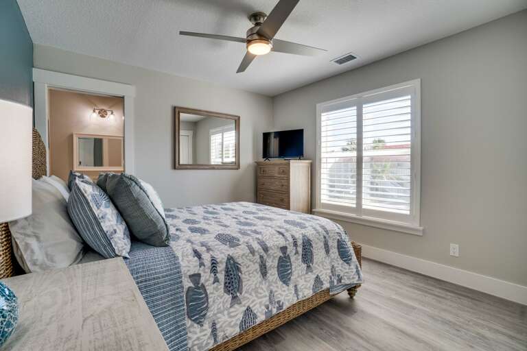 Bedroom with Ensuite Bathroom - Queen Bed