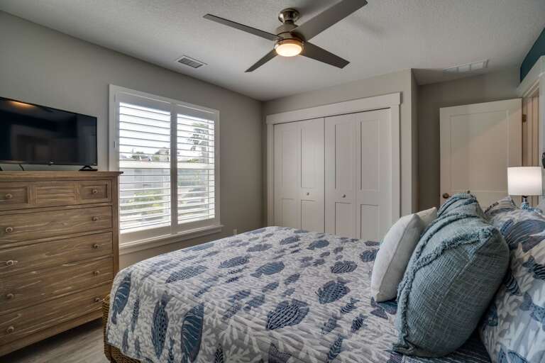 Bedroom with Ensuite Bathroom - Queen Bed