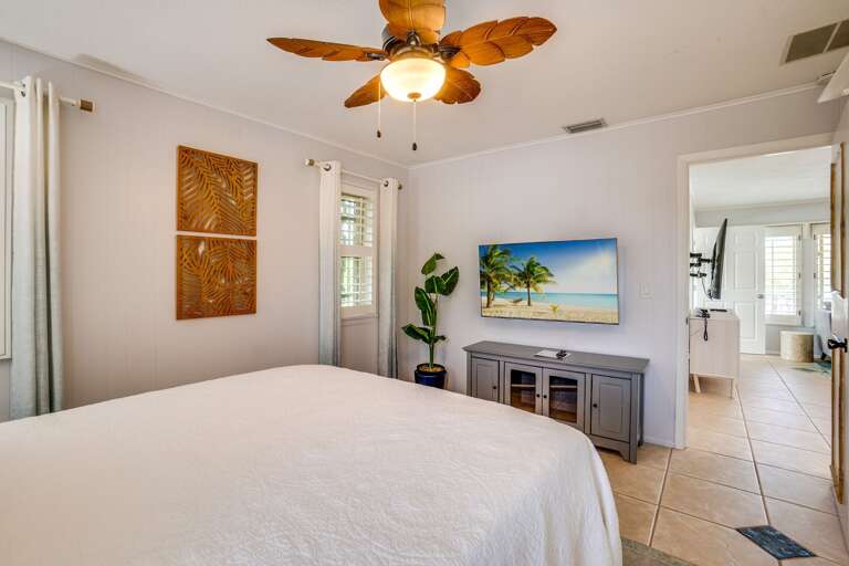 Bedroom 2 - Queen Bed Bedroom 2 - Queen Bed