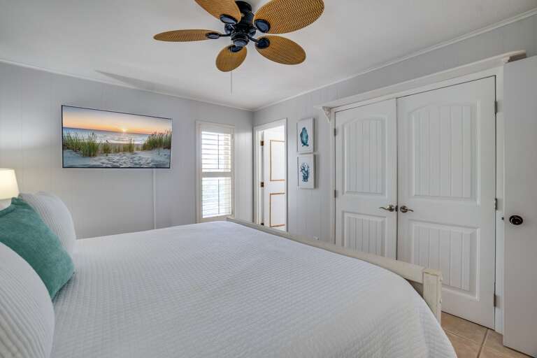 Master Bedroom - King Bed Master Bedroom - King Bed