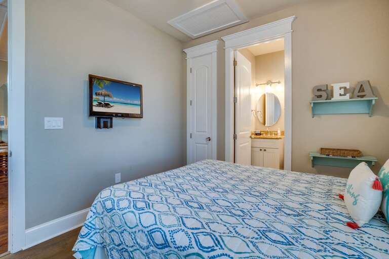 Bedroom 3 - Queen Bed