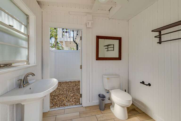 Outdoor 1/2 Bathroom Outdoor 1/2 Bathroom