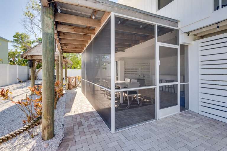 Screened in outdoor area Screened in outdoor area