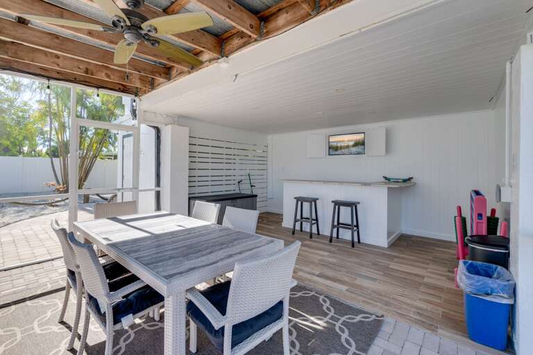 Screened in outdoor area Screened in outdoor area