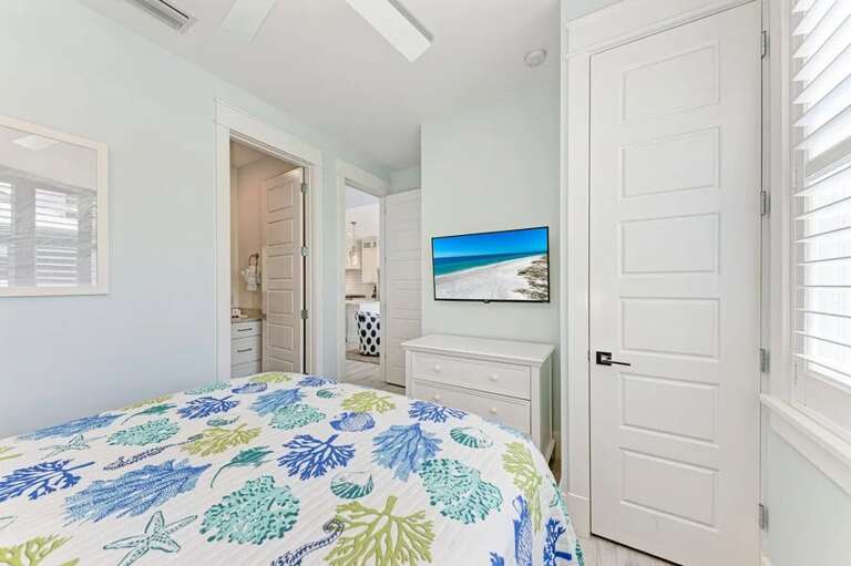 Bedroom 2 - Queen Bed