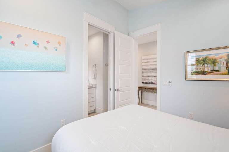 Bedroom 2 - Queen Bed