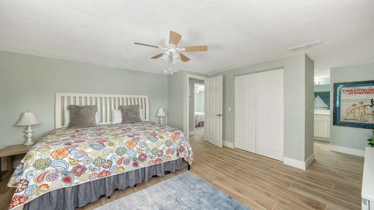 Walk-in ensuite bath