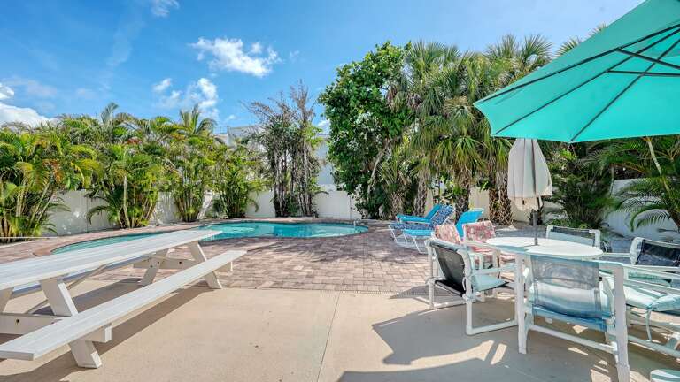 Plenty of space to Dine poolside