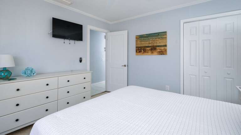 Queen bed and Private TV