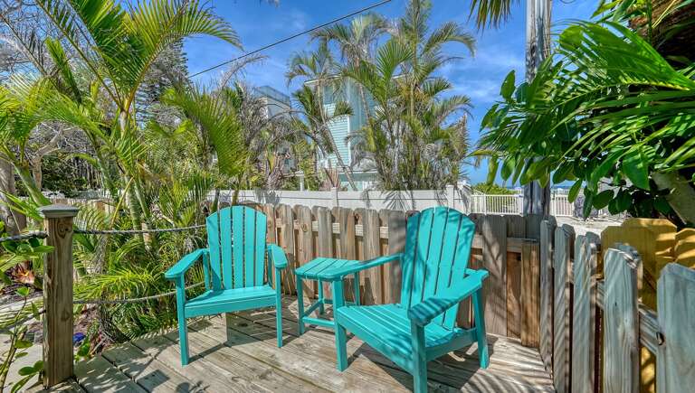 Quiet corner with the sounds of the surf Quiet corner with the sounds of the surf