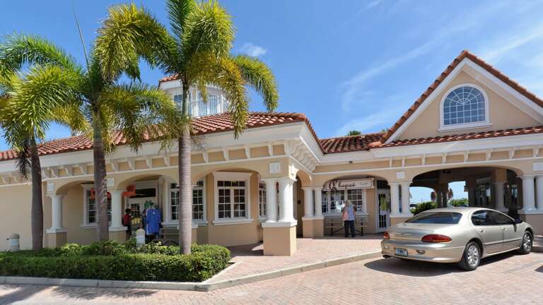 Bay Plaza resort shops and icecream