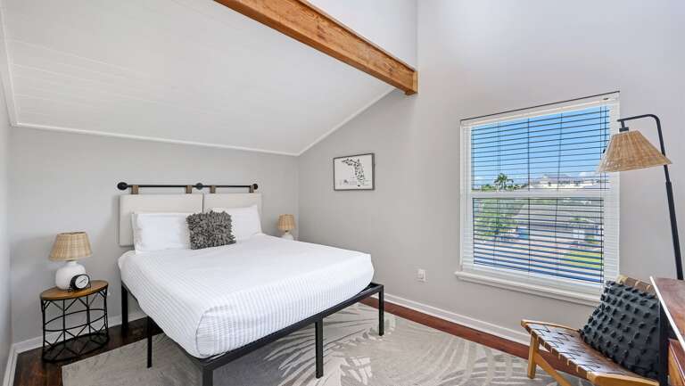 Queen bed and vaulted ceilings