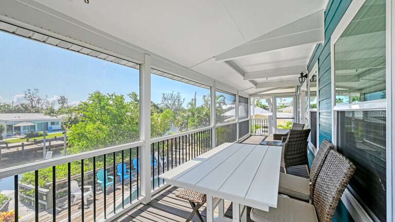 Enjoy a meal with Pool view