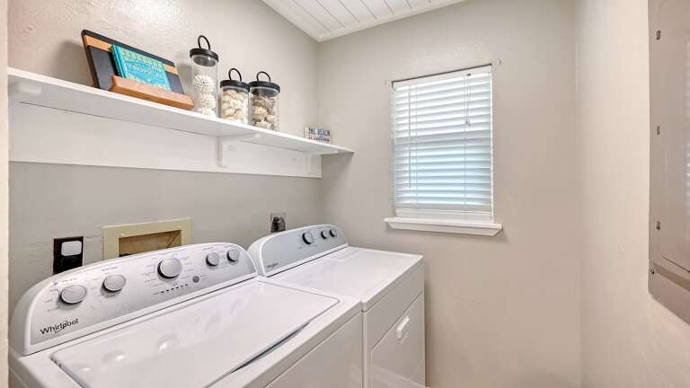 Full laundry room / off kitchen