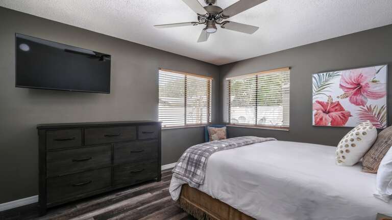 Queen Bed, Beautiful View and Mounted TV