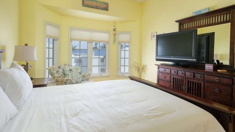 Room to Relax and Enjoy TV from Bed Room to Relax and Enjoy TV from Bed