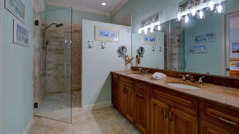 Ensuite Bath with Walk-In Tiled Shower Ensuite Bath with Walk-In Tiled Shower