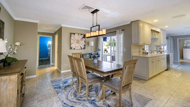 Split Floor Plan with Bedrooms on Each Side Split Floor Plan with Bedrooms on Each Side