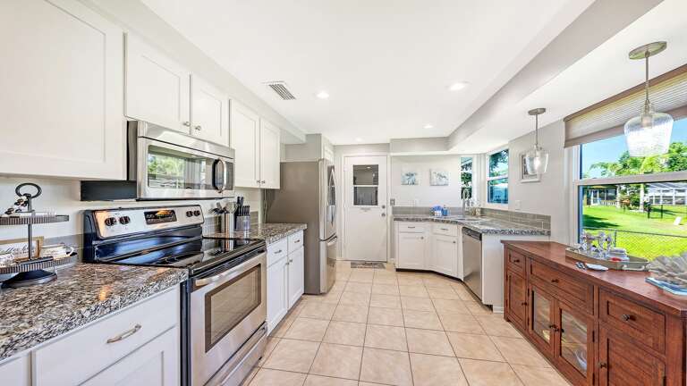 Nicely appointed Kitchen