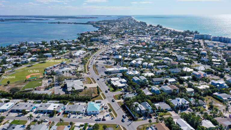 Short stroll to City park and activities