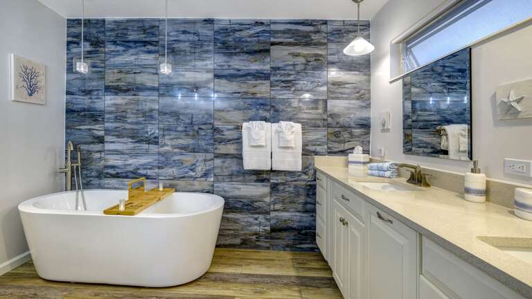 Spacious Bath for two with Luxury Tub