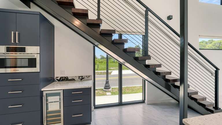 Natural Lighting from Floor to Ceiling Natural Lighting from Floor to Ceiling