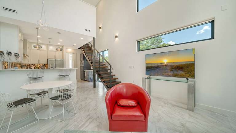 Vaulted 20-Foot Ceilings Vaulted 20-Foot Ceilings