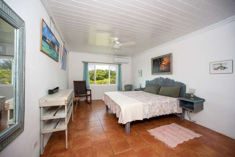 Guest bedroom.
