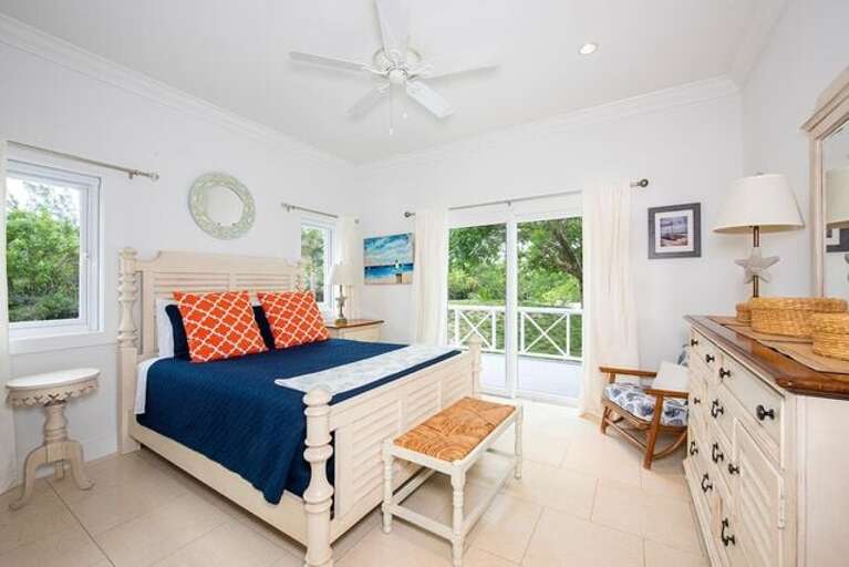The front guest bedroom has a queen size bed and en-suite bathroom with tub and shower The front guest bedroom has a queen size bed and en-suite bathroom with tub and shower