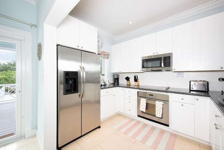 Fully equipped kitchen with stainless steel appliances Fully equipped kitchen with stainless steel appliances